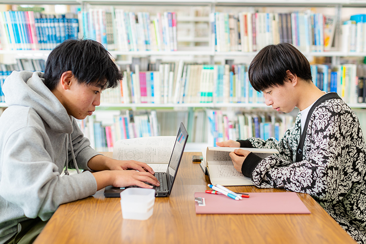 7人の在学生がピースサインをしている